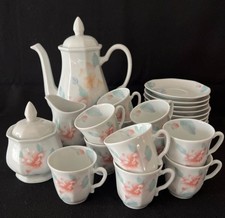 Service à café en porcelaine de Sologne, aux teintes pastel.