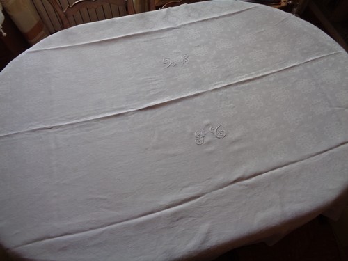 Belle nappe damassée brodée - belle,