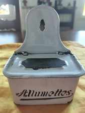 Ancienne boîte à allumettes murale avec grattoir, , Tôle émaillée blanche