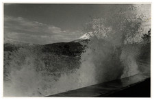 Japon, corniche entre Mito et Numazu, la vague et le Fuji Photo prise par Henri 