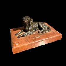 Bronze Ancien & Chien Couché Sur Son Socle En Marbre Rouge 
