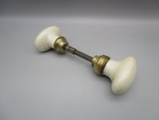 Paire de Poignées de porte anciennes en porcelaine blanche et laiton