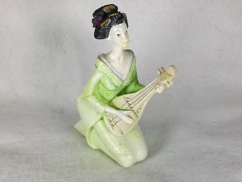 Geisha jouant sifflet - jouant,