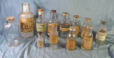 12 anciens  flacons d'officine, pharmacie en verre  9 à 21,5 cm  dans leur jus .