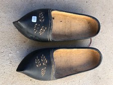 n°19 ) ancienne  paire de sabots en bois  / art populaire XIXe  / déco chalet. 