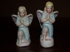 Lot de 2 figurines en biscuit en forme d' ange ( 6,3 et 7 cm de haut )