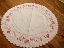 Linge ancien Napperon coton blanc  brodé de fleurs rouges