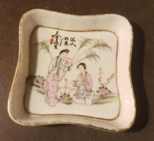 Ravier carré en porcelaine de Chine, décor polychrome et doré, XIXᵉ-XXᵉ siècle