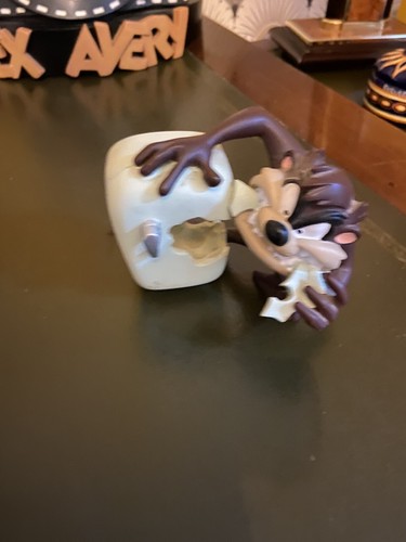 Figurine taz dévore le - taz,