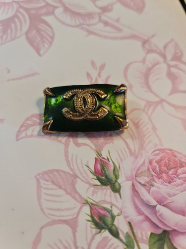 Belle broche émaillée