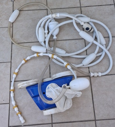 Aspirateur piscine avec prise