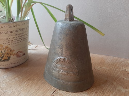 Cloche bronze ancienne - cloche,