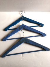 LOT 3 CINTRES VINTAGE EN BOIS BLEU  BAYARD  VESTE COSTUME TAILLEUR JUPE PANTALON