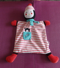 B14G / doudou plat pingouin rayé rouge coucou les copains MOTS D'ENFANTS