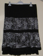 TRES BELLE JUPE LONGUE NOIRE ET BLANCHE PATRICE BREAL TAILLE 46 EN TRES BON ETAT