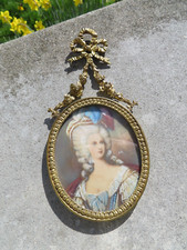 ancien petit portrait de Marie Antoinette dans son cadre en bronze à suspendre