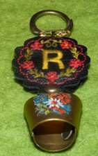 Porte clés cloche de vache suisse avec fleurs des alpages médaillon cuir brodé R