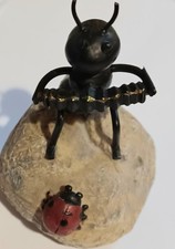 Fourmi musicienne statuettes . Joueuse d'accordéon  . Rare! A voir!