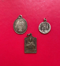 Beau lot de 3 médailles avec bélières religieuses en argent à découvrir. Etat TB