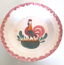 Plat de service rond creux - Décor coq - Bords décorés - Diamètre 25 cm-H 4,5 cm