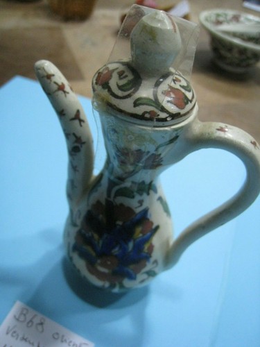 Une verseuse miniature - miniature, en