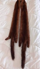 Echarpe en véritable vison d'élevage couleur marron clair.