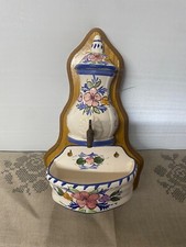 Ancienne fontaine à eau décorative XX eme décors fleurs en céramique socle bois