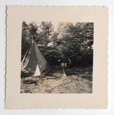 Garçon tipi tente camping