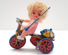TRICYCLE HUMORISTIQUE POUPÉE  ANCIEN JOUET MÉCANIQUE MTU MARKI CORÉE  FONCTIONNE