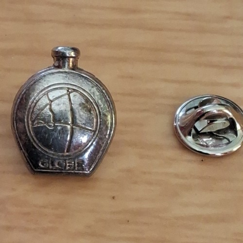 Pin parfum rochas globe - pin’s.,