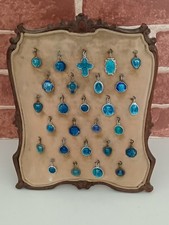 presentoir de commerce de médailles religieuses