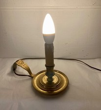 Joli bougeoir à main en bronze doré. Décor de coquille. Monté à l’électricité.