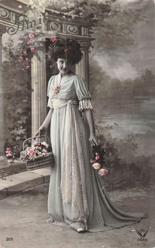 Femme elegante souriante - elegante,