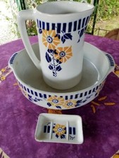 SERVICE DE TOILETTE BROC CUVETTE PORTE SAVON PORCELAINE OPAQUE GIEN AR DECO 5103