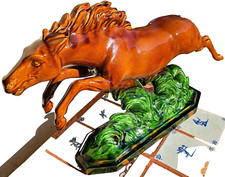 Sculpture dun cheval au galop