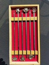 6 hatelets brochettes avec décors relatifs objets de chasse en métal argenté