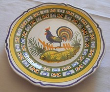 ANCIENNE ASSIETTE EN FAIENCE  HENRIOT QUIMPER 86  COQ PERCHE SUR UNE BARRIERE