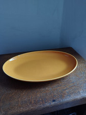 Plat de service ovale en faïence ou céramique jaune, Salins Les Bains