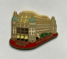 23 - Pin's PARIS - MAGASIN LE PRINTEMPS Bas Rouge - Journée du pin's 5/10/91 A.B