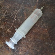 ancienne grosse seringue en