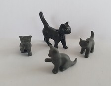 MAMAN CHAT NOIRE ET 3 BEBES