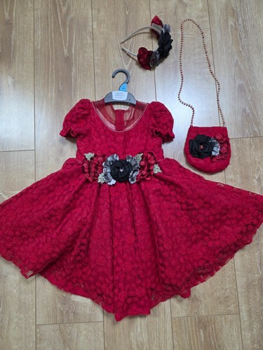 Robe rouge avec un - rouge, (3-4