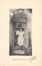 Algérie - Femme devant la porte d'entrée d'une maison mauresque - Ed. J. Geiser