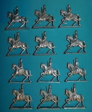 12 ANCIENS PETITS SOLDATS DE