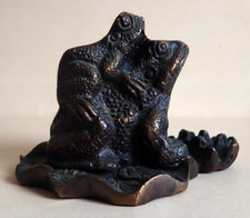 COUPLE DE GRENOUILLES EN