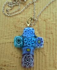 JOLIE CROIX EN VERRE DE MURANO AVEC CHAINE DN2472