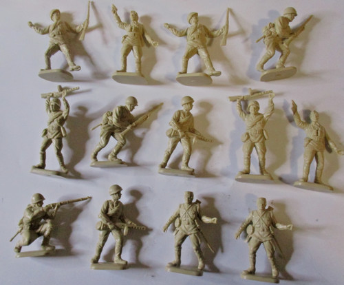 Lot 13 figurines - 1/32,