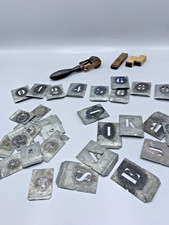 Lot de pochoirs anciens – lettres, chiffres et tampons atelier vintage industrie