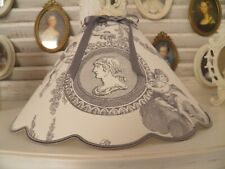 abat-jour festonné toile de Jouy fond blanc cassé motifs angelots gris