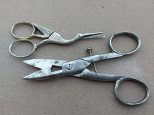 Ancien petits ciseaux de couture / broderie / dentelière a vis et cigogne